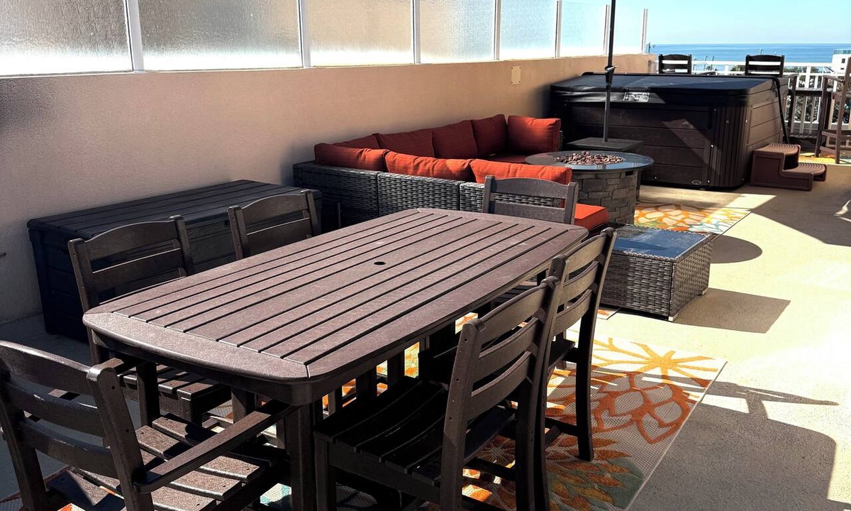 Bay Esplanade House | 4 BR Clearwater Beach Townhouse Hot Tub Rooftop Lounge Beach/Gulf Views