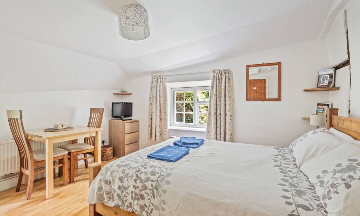 Martin House | Historic studio annexe for two with New Forest on your doorstep