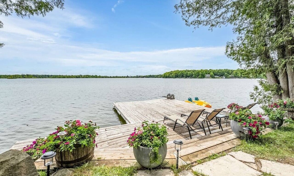 Grey Highlands House | *Lake House Escape* 4 BR Family Cottage on Water
