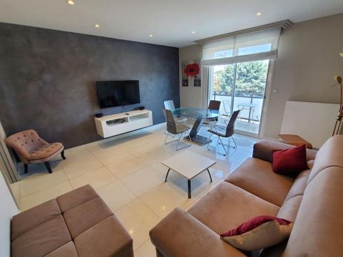 Meyzieu Nord Ouest Apartment | Le carreau parking et balcon-Groupama Stadium-Eurexpo