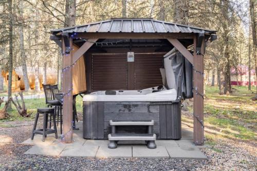 Bragg Creek Apartment | Rustic Cozy Cabin with hot tub