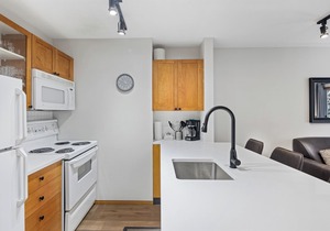 65 Glaciers Reach this 1br home has a hot tub & pool in Whistler Village in Whistler