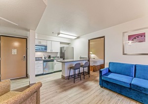 Chandler 2 bd 1 ba immaculate grounds, perfect location with heated pool, downst in Chandler