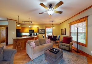 Ground floor, comfortable dog-friendly condo w/high-speed WiFi & shared pool in The Blue Mountains