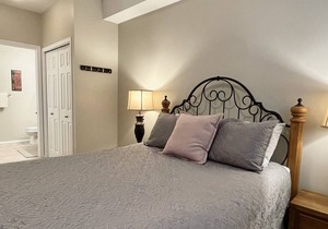 Large Premier Condo, 3 Bedroom on Kelowna Golf Course, sleeps 6, Pool & Hot Tub in Kelowna