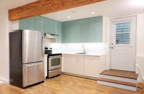 Kensington-Cedar Cottage House | ❤ 2 BDRM Charmer - Central Location - FREE Parking