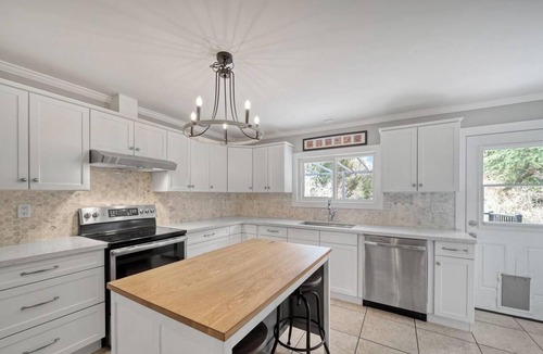 Sooke House | 5 bedroom house with hot tub in a quiet street
