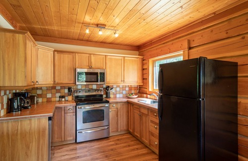Golden Ski Chalet | Bear Lodge - 3 Bedroom Luxurious Log Cabin, Private Hot Tub and Mountain Views