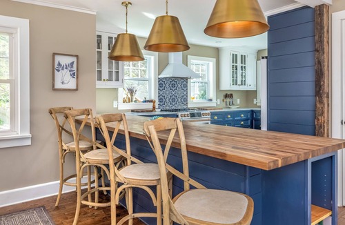 Historic Huguenot Street House | Beautiful 3-bedroom house in New Paltz with AC, WiFi, SunDeck & Close to ALL