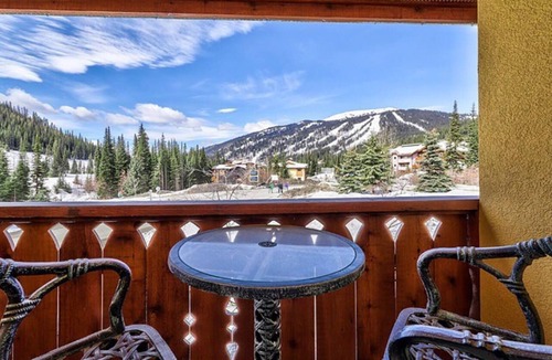 Sun Peaks House | Beautiful 4 bedroom townhouse close to village.