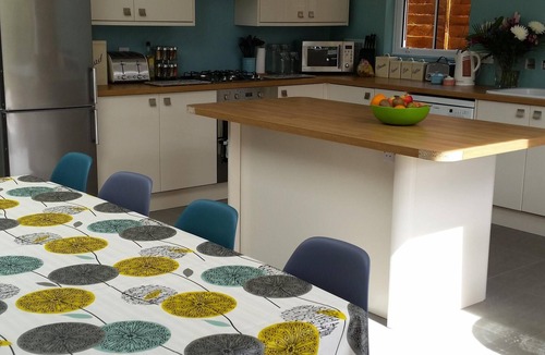 New Forest District House | Brockenhurst Village - Spacious House, 5 bed, 3 bathrooms, 2 sitting areas.