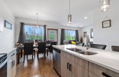 Sylvan Lake House | Clean, Cozy, 4 Bedroom House ~ Close to the Lake ~ Air Conditioning ~ Games Room