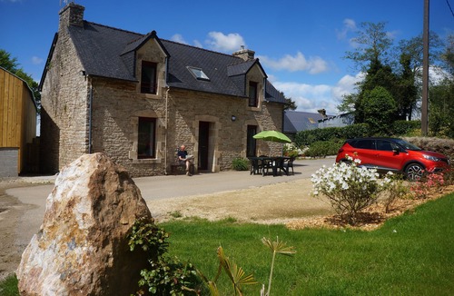 Leuhan House | cottage in the countryside with its view of the black mountains