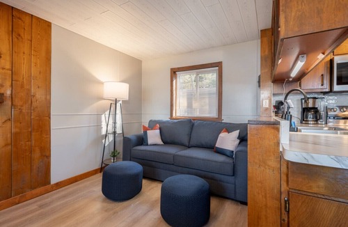 Grand Rapids Apartment | Cozy, Lake View, In Town & Pet Friendly - Bear`s Den Cottage on McKinney Lake