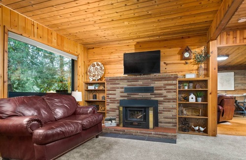 Sandy House | Extraordinary River Views and Setting, Hot Tub, Fire-Pit, Open Layout, New Décor and Furnishings