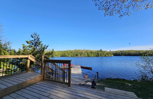 McKellar Cottage | Firefly Hut - Cheerful 6-bedroom cottage with serene beauty