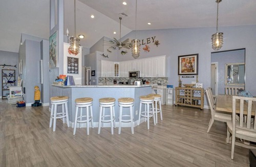 Caloosahatchee House | LOADED! Gulf Access Hot Tub 4 Kayaks FREE EV Charging Bikes Beach/Fishing Gear