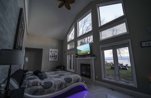 Blossvale House | Luxurious Lakefront Home w/jacuzzi & gameroom on Oneida Lake (Sylvan Beach area)