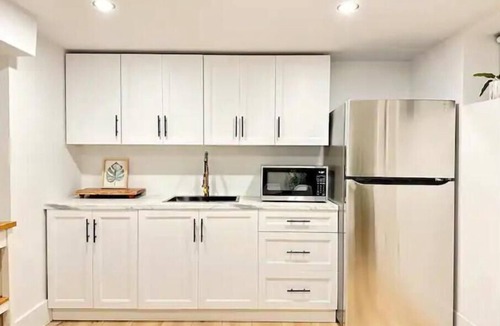 Grimsby House | Modern, Bright, Spacious 2 Bedroom Guest Suite - Entire Separate Basement