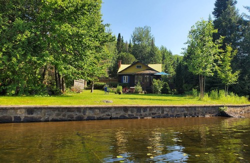 St-Adolphe-d'Howard Ski Chalet | Rustic lakeside cottage with spa