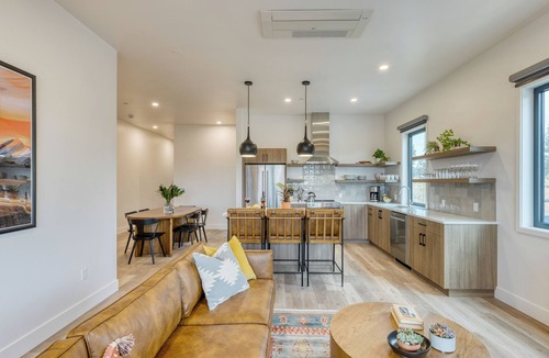Bend House | Sleeps 40! 8 Modern Units/20 BDRs w/Deck+Hot Tub, 10mins to Downtown & Old Bend