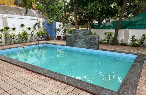 Gauravaddo Villa | Spacious 5 Bedroom-VILLA PAPA JOHN CALANGUTE with swimming pool, Free WiFi, AC
