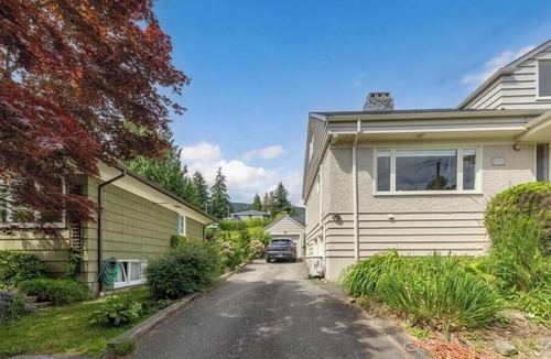 Dundarave House | Spacious Dundarave home Near Village and Beach
