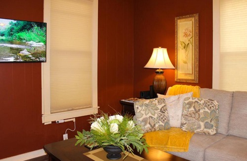 Mankato Apartment | Timeless - Victorian Home stay