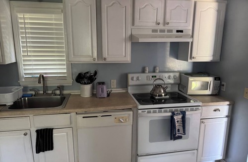 West Hyannisport House | Walk to the Beach!