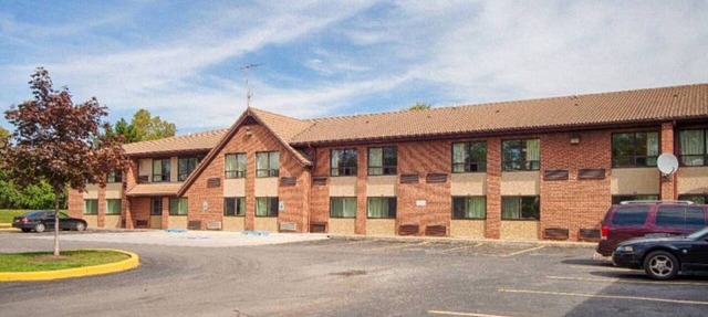 1 King Bed | Smoking, Mini Fridge in East Syracuse