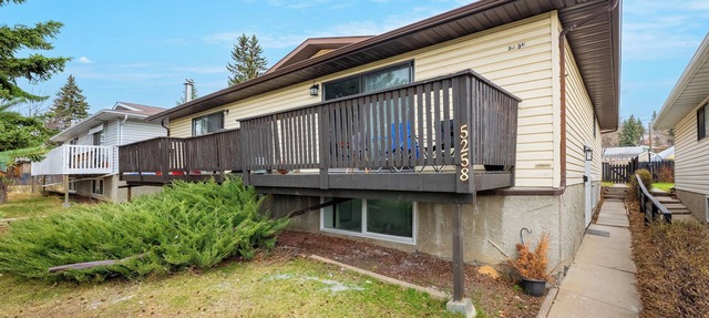 2-Bedroom Lower Unit Near Bow River w Wifi & Desk in Calgary