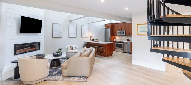 2 Bedrooms w/Loft and En-Suite Baths, Walk to Harbor in Newport