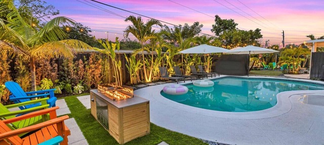 2 Homes Together, HTD pool, Jacuzzi, Fire pit in Plantation