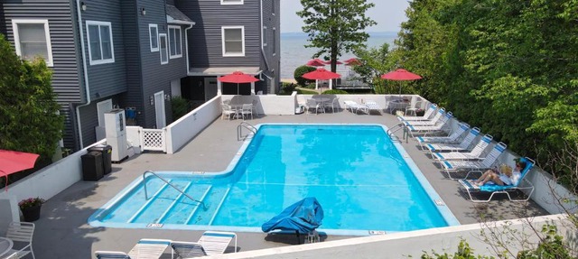 300 North Shore Inn in Traverse City