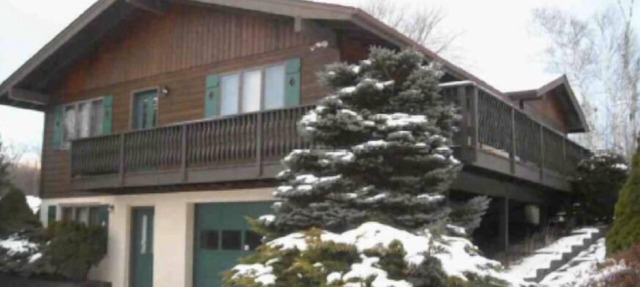 3BR Chalet 5 mins to Skiing with Hot Tub, Fireplace & Mountain Views in Windham
