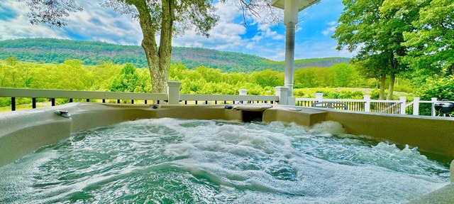 4 BD stunning mountain views family home w/hot tub, sauna, and fire pits in Gardiner
