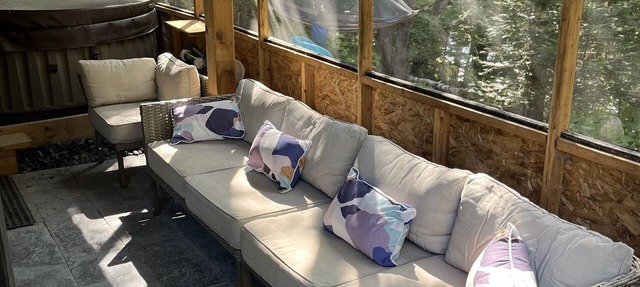 4 bedrooms, 2 bathrooms, 2 livingrooms and offices surrounded by nature! in Saint-Adolphe-d'Howard