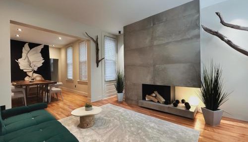 4 BEDS Private Patio Central Modern Stay in Pittsburgh