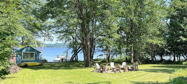 5 bedroom waterfront cottage. Billiard, kayaks, pedal boats, fishing, swimming in Utterson