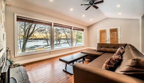 6 Bedroom Lakefront Main House in Sand Bay in Dillon