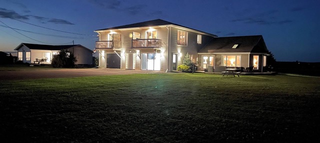 8 bedroom beach house in Borden-Carleton
