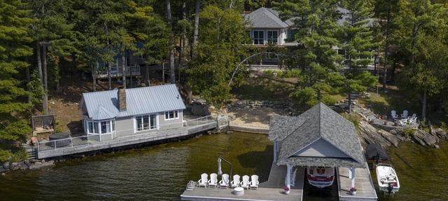 9+ bed 7 bath cottage on Lake Muskoka in Bracebridge