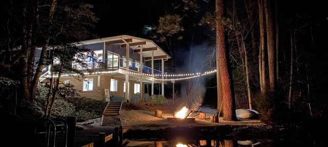 A breathtaking secluded luxury waterfront cottage, complete with a private pier. in Lusby