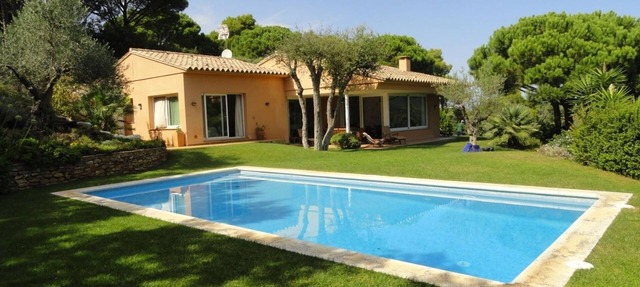 Airy house. Private swimming pool. Sea view. in Begur