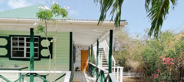 Aloe Cottage, Cute 2 Bedroom Caribbean Cottage with 2 Verandas in Falmouth harbour
