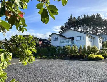 An elevated escape, quietly set in paradise in Whangaparaoa