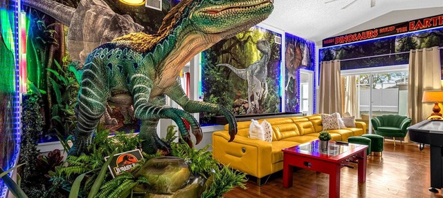 Animatronic Dinosaur Villa: 3 King Rooms, Theater & Private Pool Near Disney in Clermont