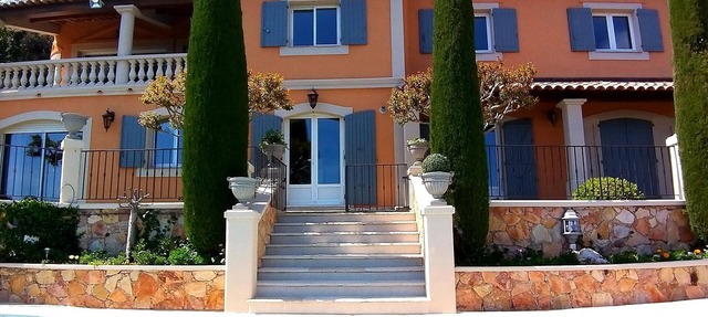 Apartment in charming villa, panoramic view of the sea and the village of Cabris in Cabris