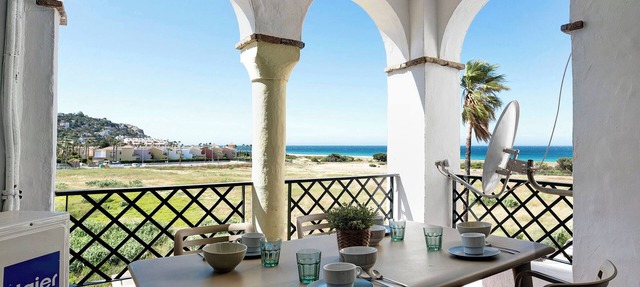 Apartment "Semifrontal con vistas Zahara" Near the Beach with Sea View, Pool & Wi-Fi in Tarifa