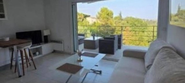 Apartment with a View – Surrounded by Greenery and Private Parking in Saint-Paul-de-Vence